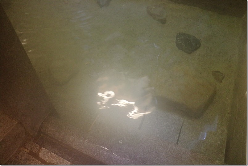 古湯温泉、鶴霊泉の温泉。砂湯は砂や岩が底に広がる