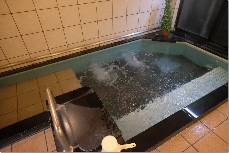 佐賀市富士町、熊の川温泉にある「ちどりの湯」の家族風呂の浴槽、ジェットバス