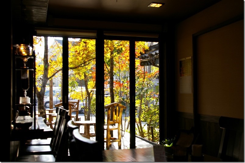 古湯温泉、大和屋の喫茶コーナー。秋の紅葉