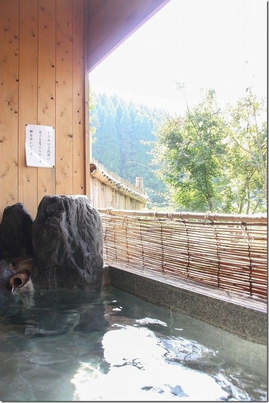 里山温泉、四季彩の湯の家族風呂。半露天風呂