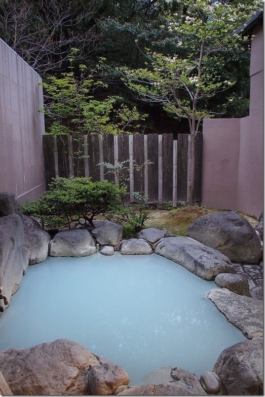 明礬温泉「湯屋えびす」の家族風呂の露天風呂