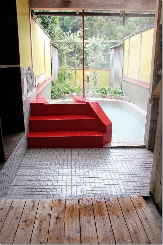 太宰府の都久志の湯の家族風呂、滑り台のある部屋。露天風呂