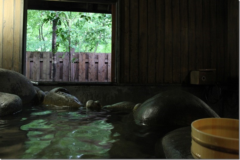 日田。ゆめ山水の大きな岩風呂の家族風呂、窓の外の緑がキレイ