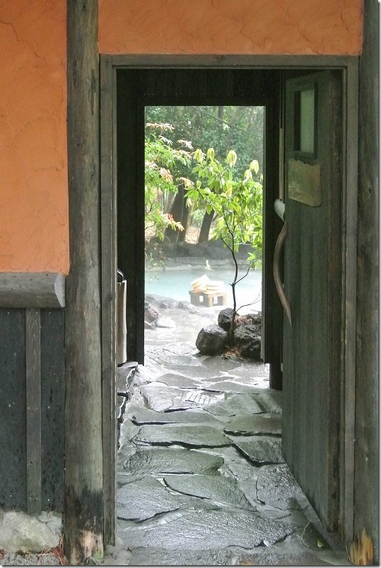 霧島温泉、旅行人山荘の家族風呂、赤松の湯。雨の中
