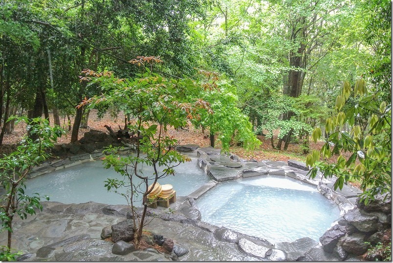 旅行人山荘・家族風呂。森の中にある２つの乳白色の露天風呂
