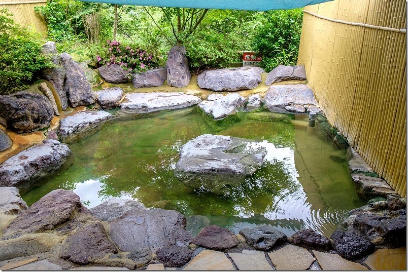 塚原温泉、火口乃泉の露天風呂。緑がかった強酸性の温泉