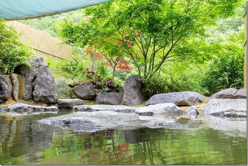 塚原温泉、火口乃泉の露天風呂。新緑もキレイです