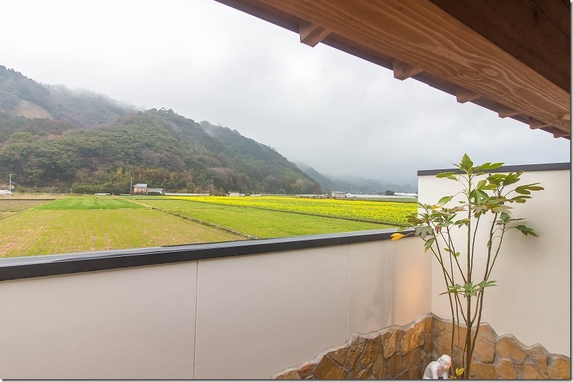 家族風呂 杷木の風の露天風呂からの見晴らし（菜の花）